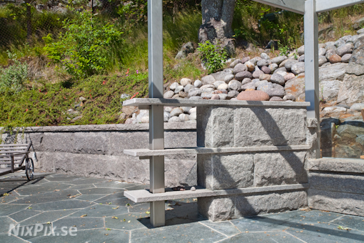 Specialdesignad nisch med hyllor i granit.