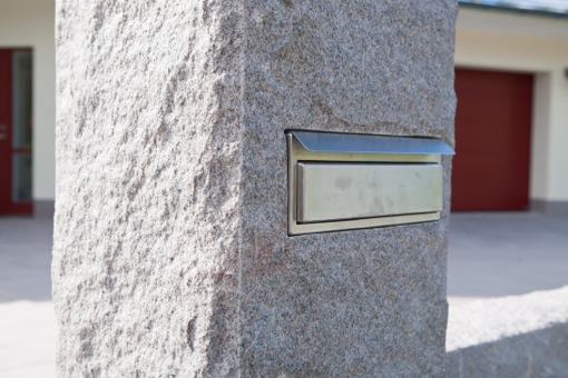 Granitgrindstolpe med  brevlåda. Detalj.